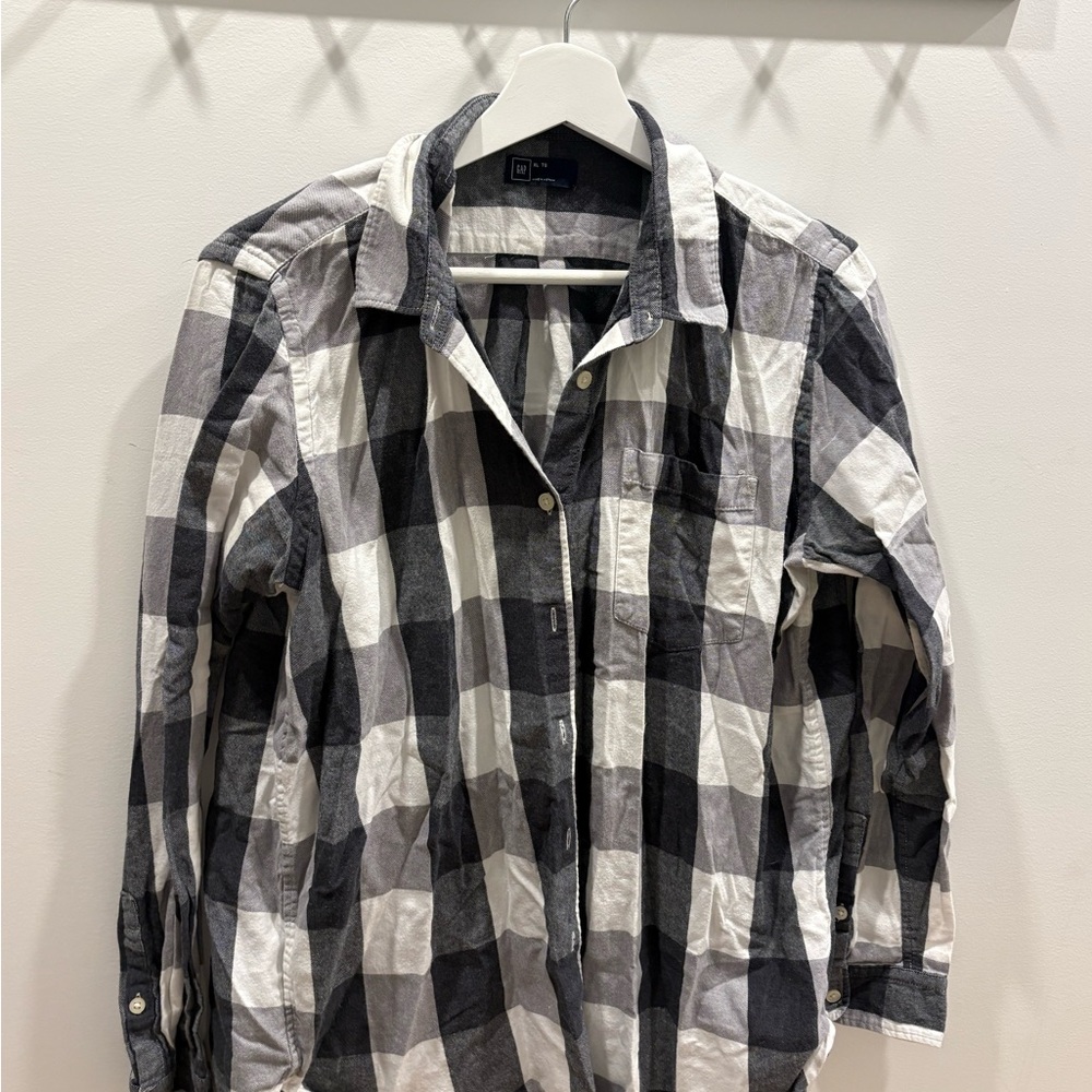 GAP womens Plaid Black and White Button Down Shirt